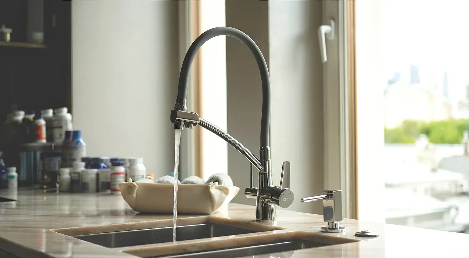 Baterie cu 3 căi, PREMIER FLEX Bridge, finisaj gri crom, țeavă flexibilă cu dus, flux separat apă filtrată și apă menajeră (rece și caldă)
